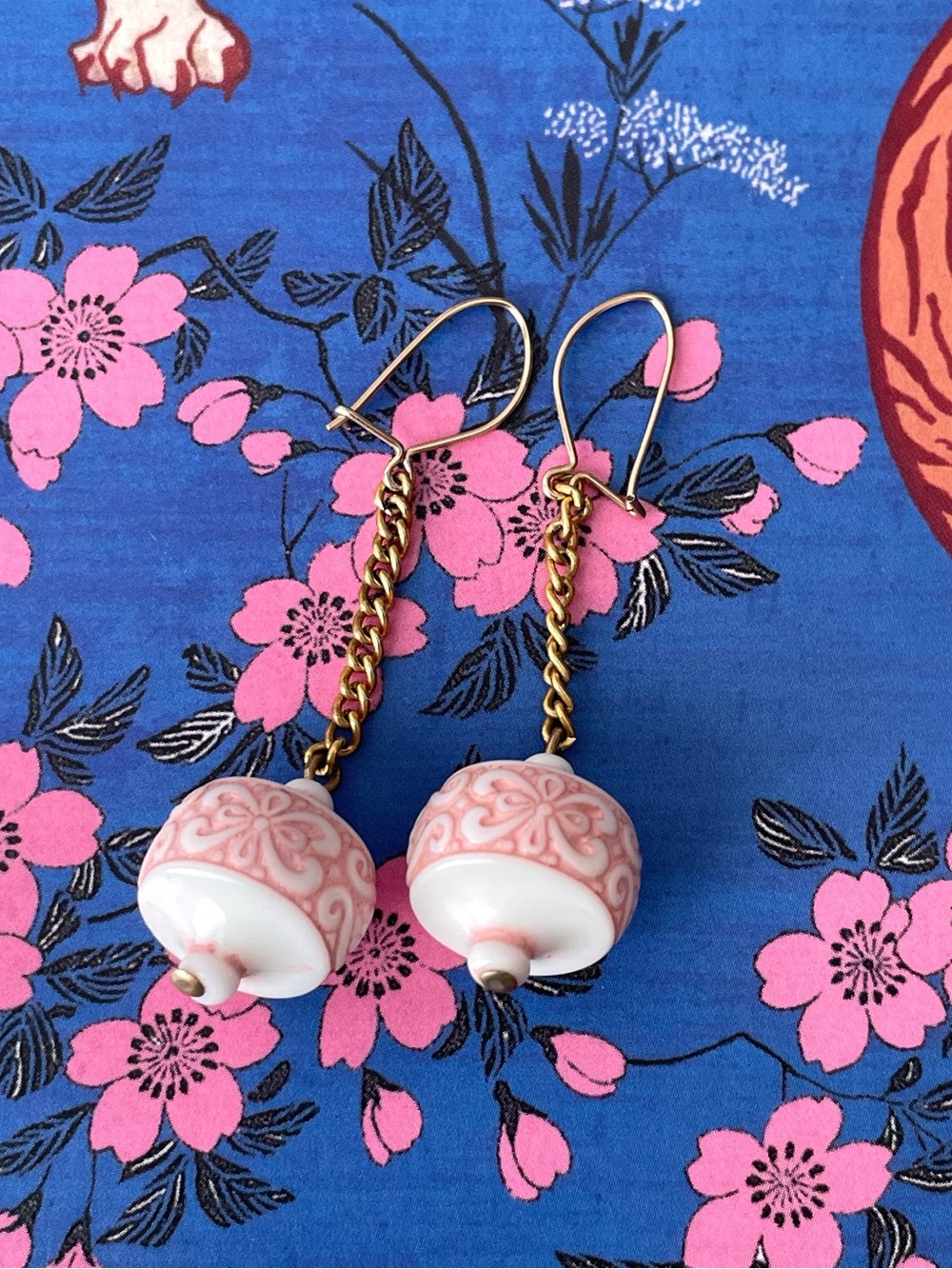 Vintage dusty pink & white acrylic/lucite mid mod dangle earrings glows